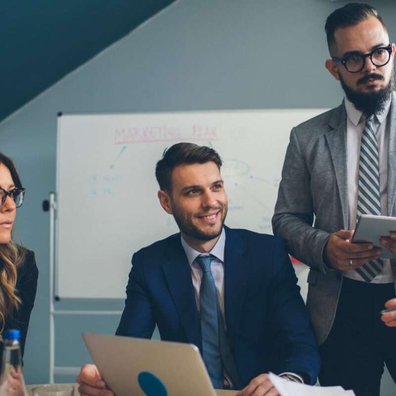 eficiencia-com-governanca-como-o-modelo-de-bpo-reduz-custos-sem-abrir-mao-do-controle-thompson-consultoria-em-gestao-estrategica